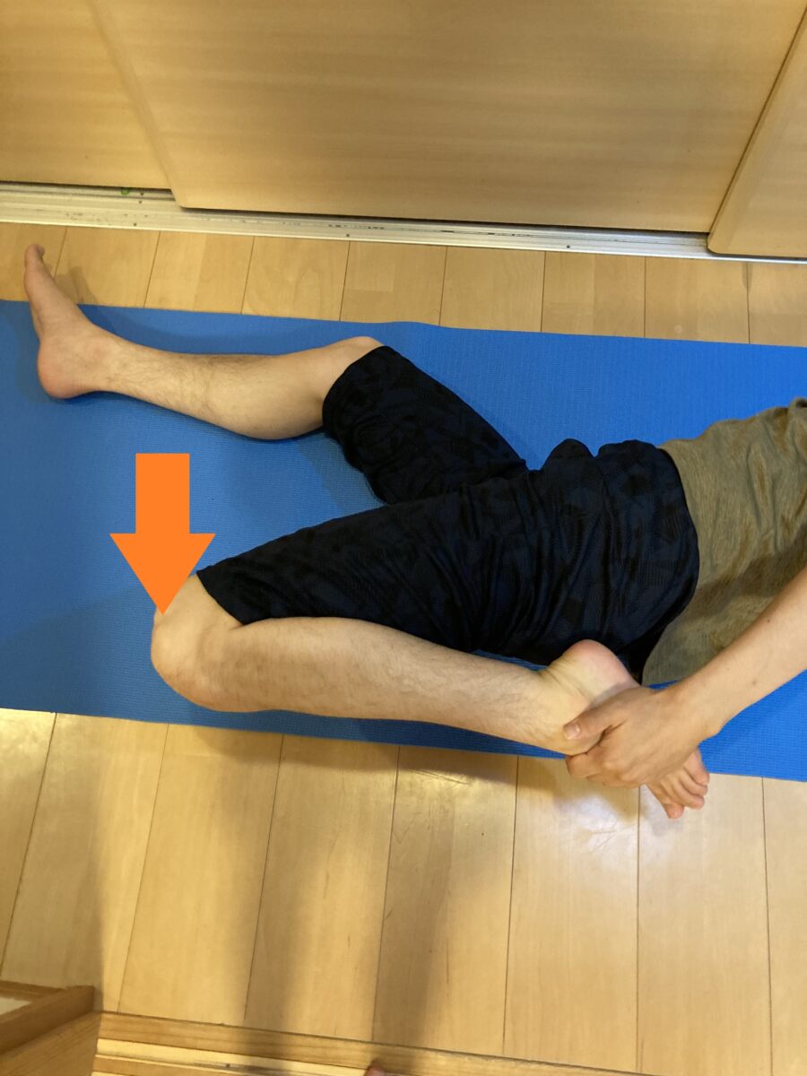 椎間関節性腰痛に効くストレッチ　寝ながら簡単に出来る大腿四頭筋のストレッチのやり方②　写真