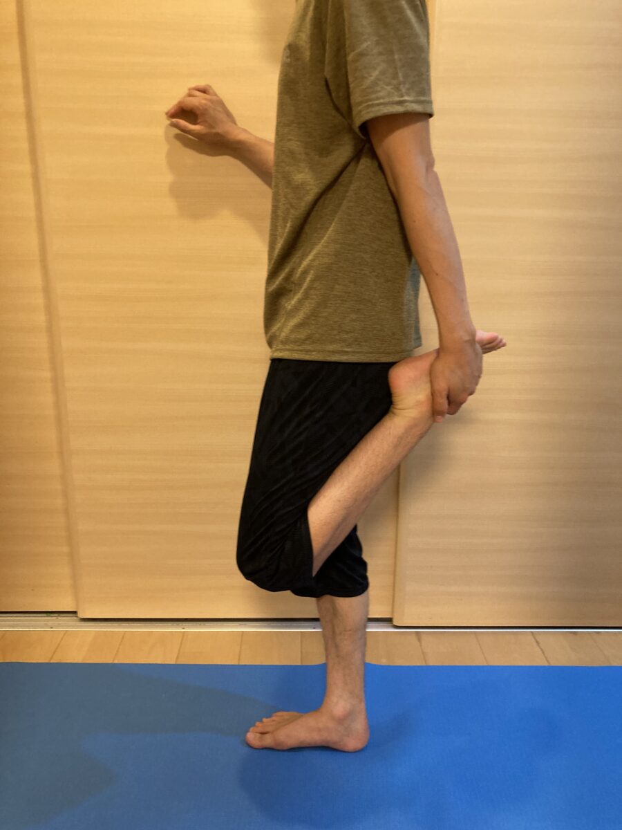 椎間関節性腰痛に効くストレッチ　 立ってできる大腿四頭筋のストレッチのやり方　写真